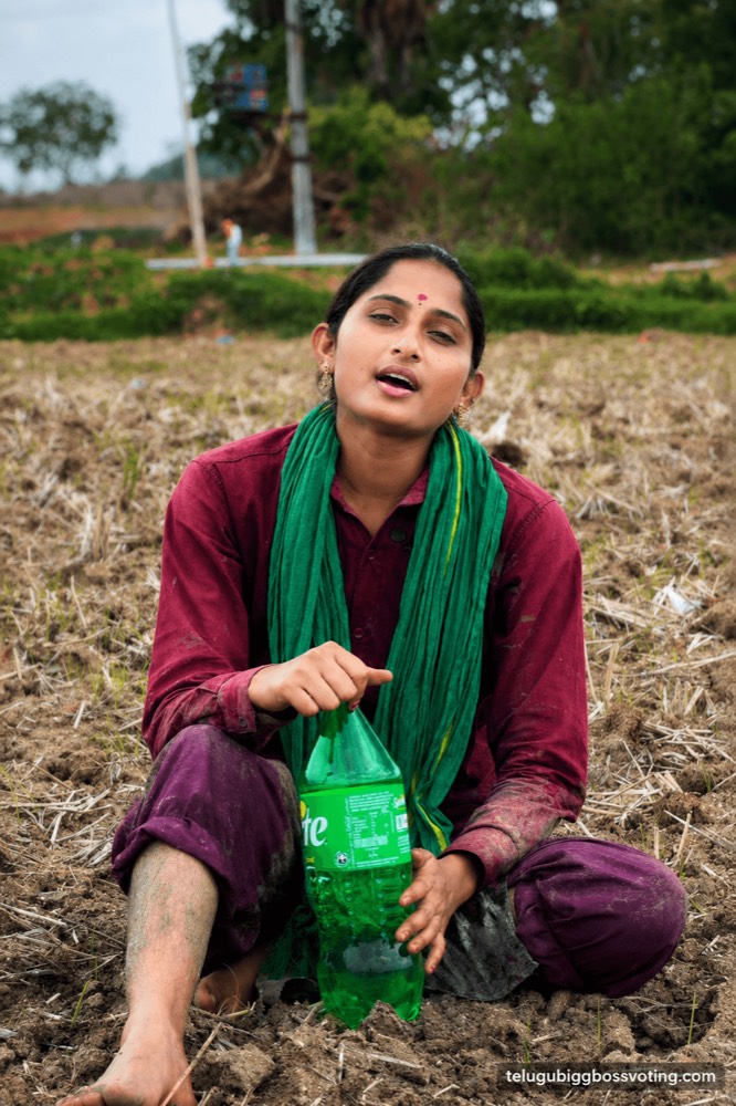Illustrated portrait of Singer Jhansi singing while sitting in a dry field with a green shawl